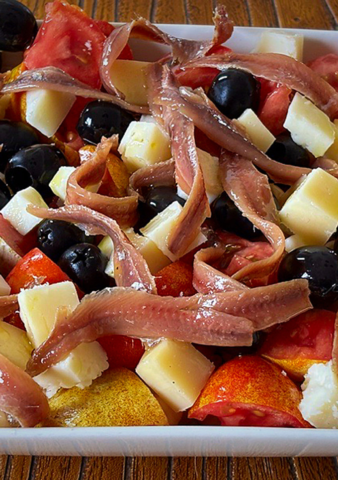 Una foto de Ensalada de garbanzos y anchoas