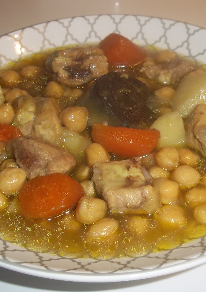 Una foto de Garbanzos en cocción y carne guisada