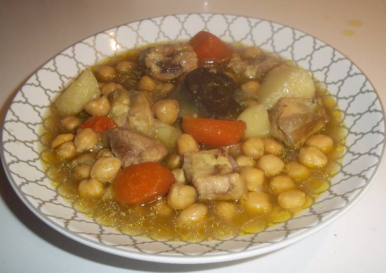 Garbanzos en cocción y carne guisada