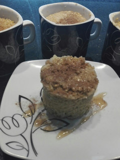 Una foto de Pastelito Mug cake de avena y manzana sin horno y sin harina