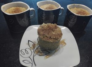 Una foto de Pastelito Mug cake de avena y manzana sin horno y sin harina