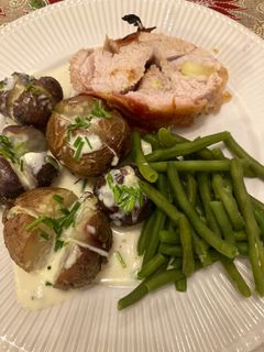 Una foto de Pechuga de Pavo envuelta en tocino con papas a la crema
