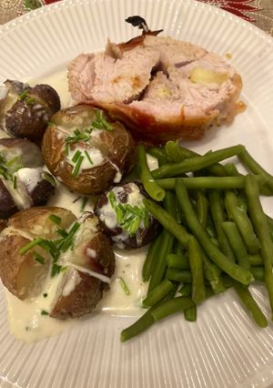 Una foto de Pechuga de Pavo envuelta en tocino con papas a la crema