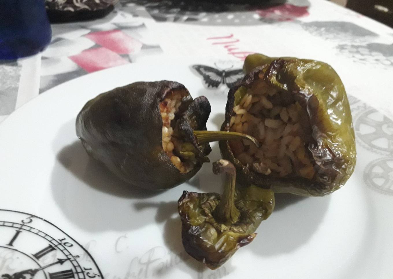 Pimientos verdes rellenos de arroz y carne