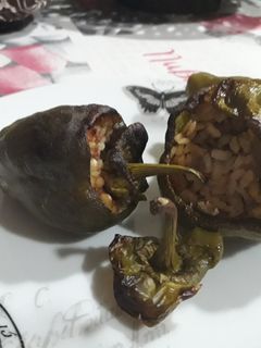 Una foto de Pimientos verdes rellenos de arroz y carne