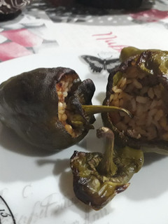 Una foto de Pimientos verdes rellenos de arroz y carne