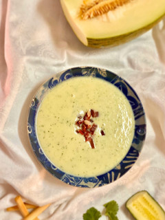 Una foto de Sopa fría de melón con leche de coco