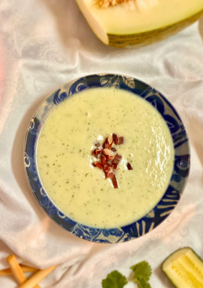 Una foto de Sopa fría de melón con leche de coco