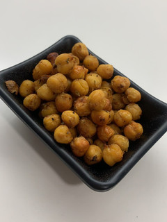 Una foto de Garbanzos especiados (imitando frutos secos) snack saludable