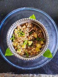 साबुदाणा खिचडी (sabudana khichdi recipe in marathi) रेसिपी चे मुख्य फोटो