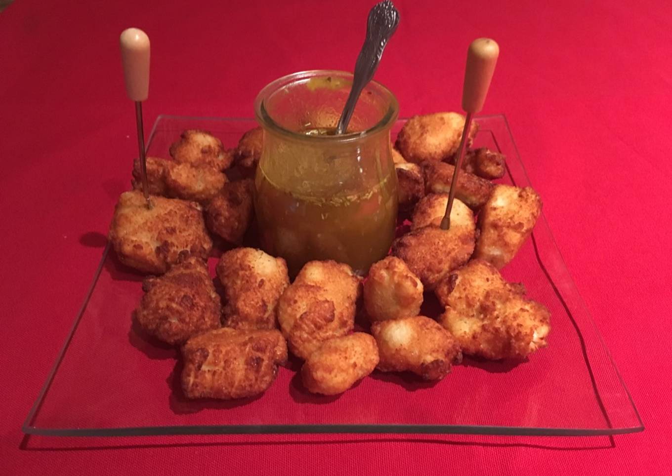 Pollo empanado con salsa de miel y mostaza