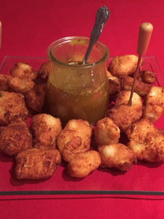 Una foto de Pollo empanado con salsa de miel y mostaza