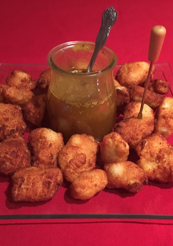 Una foto de Pollo empanado con salsa de miel y mostaza