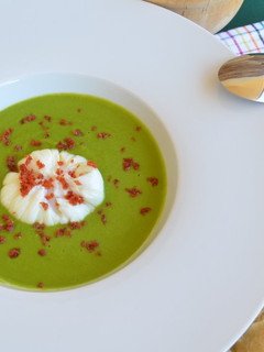 Una foto de Crema de guisantes con huevo y sal de jamón