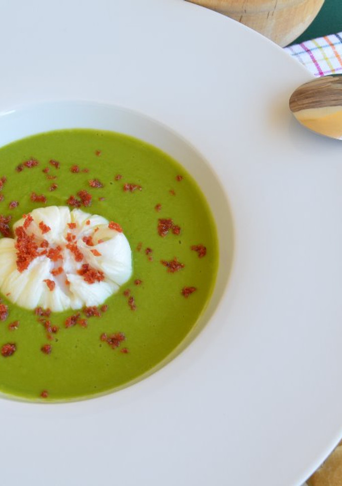 Una foto de Crema de guisantes con huevo y sal de jamón 