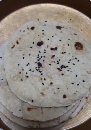 નાન (Naan Recipe In Gujarati) રેસીપી મુખ્ય ફોટો