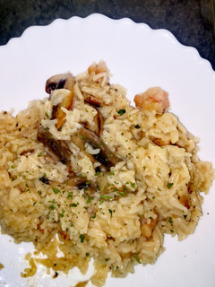 Una foto de Risotto de gambas y champiñones🍚🍄🦐