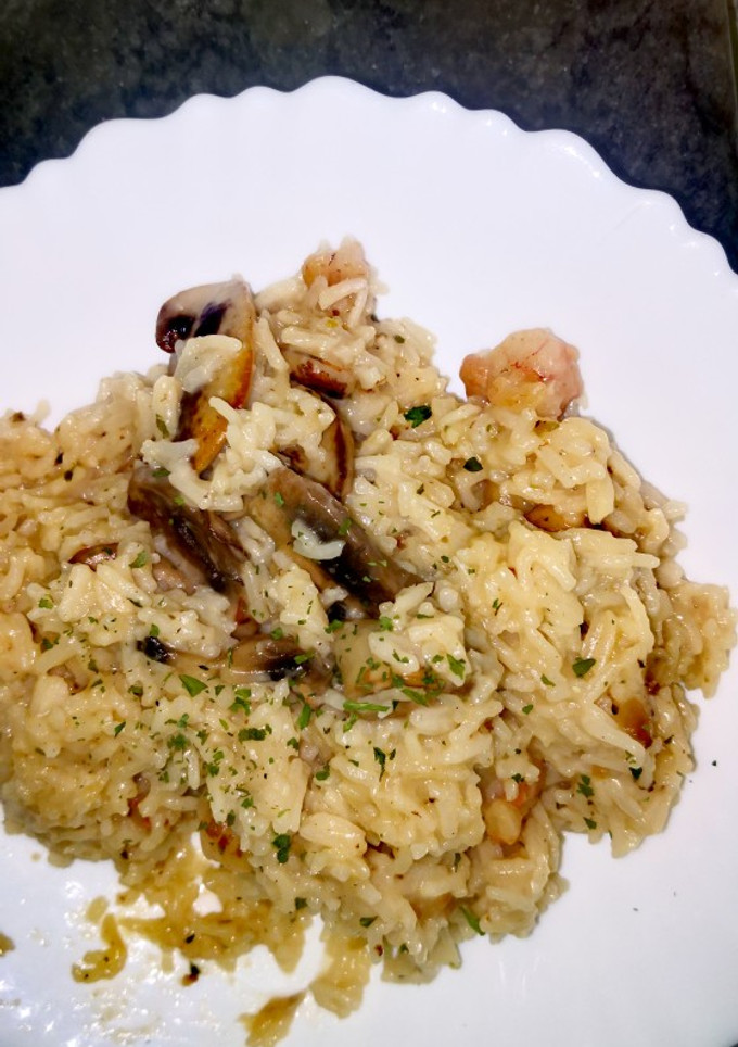 Una foto de Risotto de gambas y champiñones🍚🍄🦐