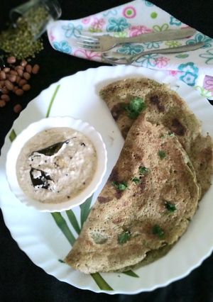 A picture of Mung beans dosa with peanut chutney.