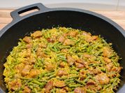 Una foto de paella con arroz integral