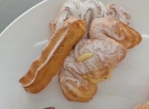 Una foto de Eclairs Con Crema Pastelera De Chocolate