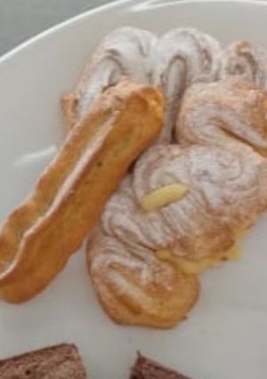 Una foto de Eclairs Con Crema Pastelera De Chocolate