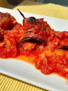 Una foto de Rollitos de berenjena a la Provenzal🍆🍅🫑