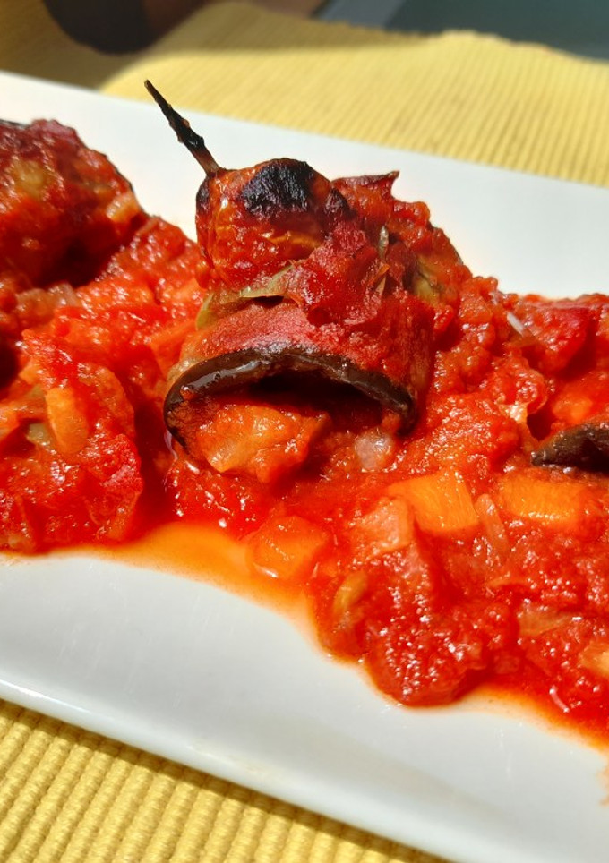 Una foto de Rollitos de berenjena a la Provenzal🍆🍅🫑