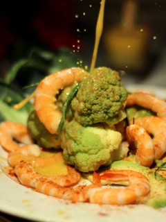 Una foto de Keto-Ensalada de Brócoli y Langostinos con aliño de Coco y Pimentón