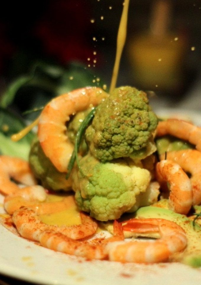 Una foto de Keto-Ensalada de Brócoli y Langostinos con aliño de Coco y Pimentón
