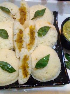 सूजी और दही की आलू स्टफ्ड इडली - पंद्रह मिनट में तैयार रेसिपी मुख्य फोटो