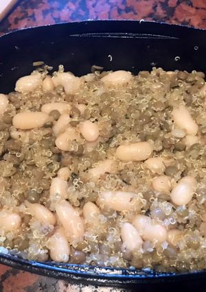 Una foto de Ensalada de poroto, lentejas y quinoa