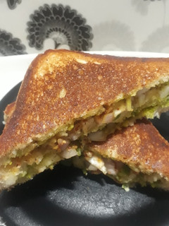 चिली चीज़ सैंडविच (Chilli cheese sandwich recipe in hindi) रेसिपी मुख्य फोटो