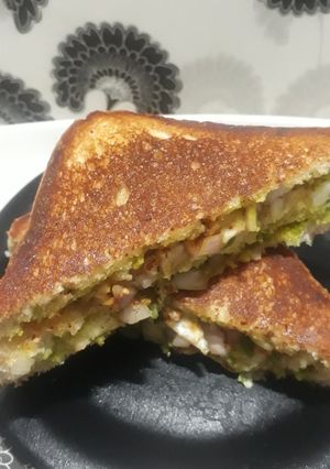 चिली चीज़ सैंडविच (Chilli cheese sandwich recipe in hindi) रेसिपी मुख्य फोटो