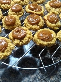 Una foto de Pepas de coco y dulce de leche