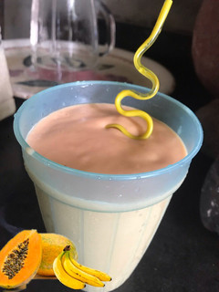 Una foto de Smoothie de papaya y guineo
