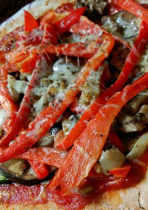 Una foto de Pizza de berenjena, pimientos, calabacín y champiñones