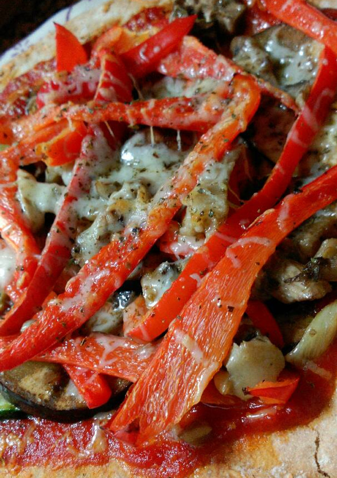 Una foto de Pizza de berenjena, pimientos, calabacín y champiñones