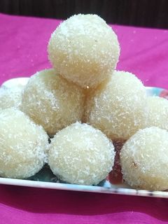 सूजी के लड्डू रेसिपी मुख्य फोटो