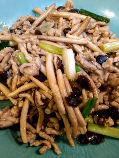 鴻禧菇炒肉絲(低醣生酮餐)(家常菜)(簡單料理) 的食譜成品照片