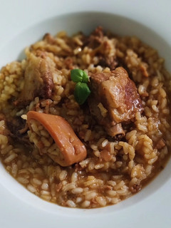 Una foto de Arroz meloso de costillas, calamares y sofrito de gambas