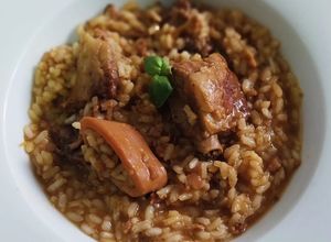 Foto principal de Arroz meloso de costillas, calamares y sofrito de gambas