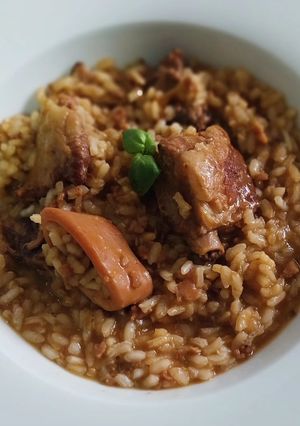 Una foto de Arroz meloso de costillas, calamares y sofrito de gambas