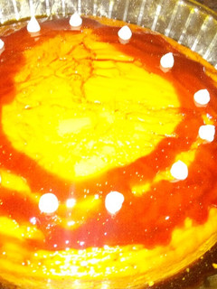 Una foto de Postre con caramelo y crema de galletas