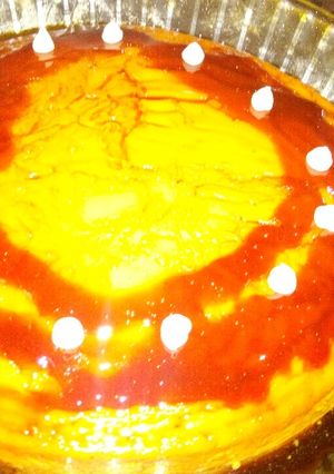 Una foto de Postre con caramelo y crema de galletas