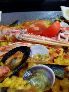 Una foto de Paella de marisco