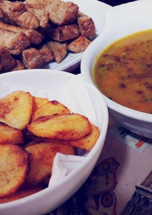 صورة لوصفة شوربة الخضار مع شرايح التوست المحمص والبطاط المشويه