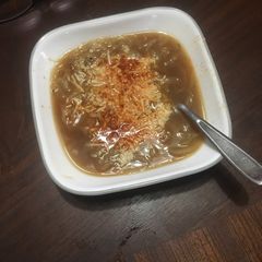 A picture of Onion soup au gratin.