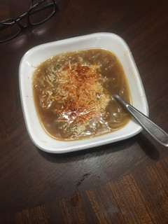 A picture of Onion soup au gratin.