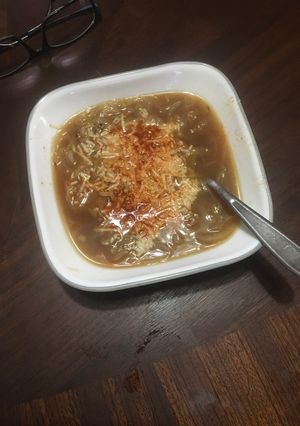 A picture of Onion soup au gratin.